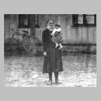 099-0007 Frau Wendel aus Skaten mit ihrem Sohn vor dem Haus.jpg